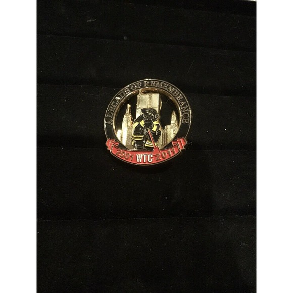 WTC World Trade Center A Decade Of Remembrance 2001-2011 Pin Firefighter - Picture 1 of 4